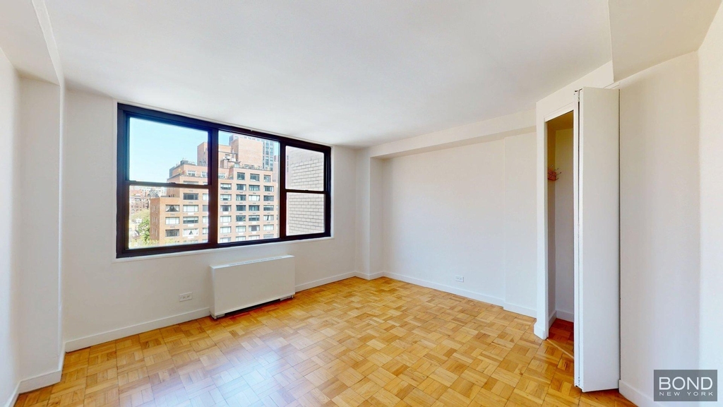 East 49th Street - Photo 1