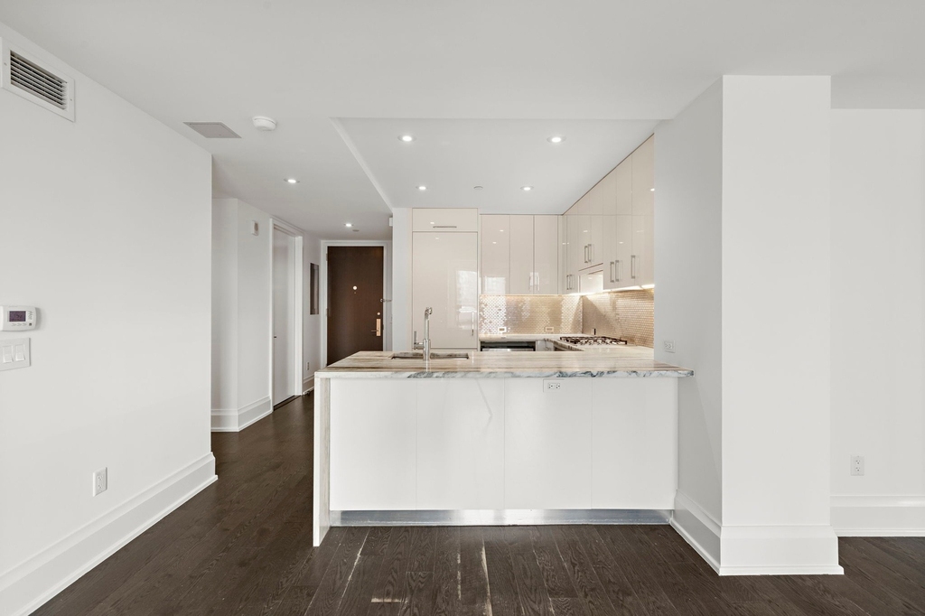 50 Riverside Boulevard - Photo 6