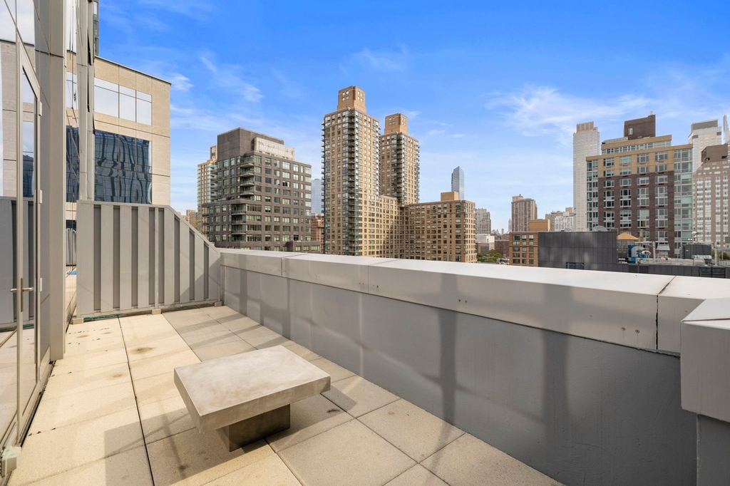 50 Riverside Boulevard - Photo 7