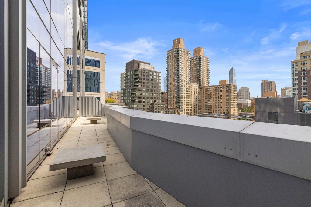 50 Riverside Boulevard - Photo 8