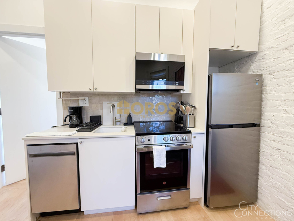 322 East 11th Street - Photo 2