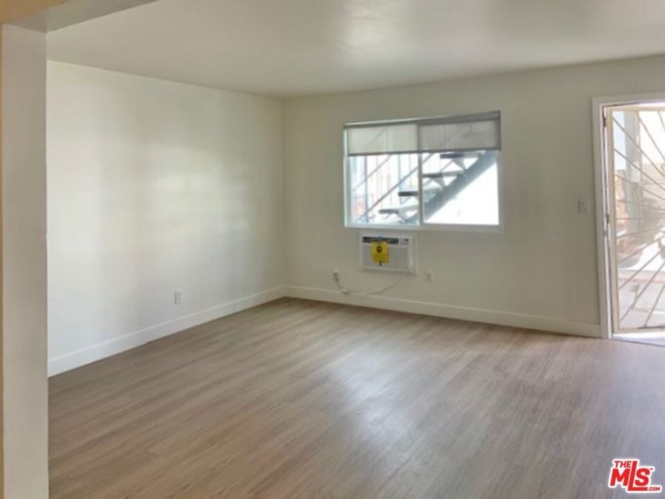 626 N Kingsley Drive - Photo 11