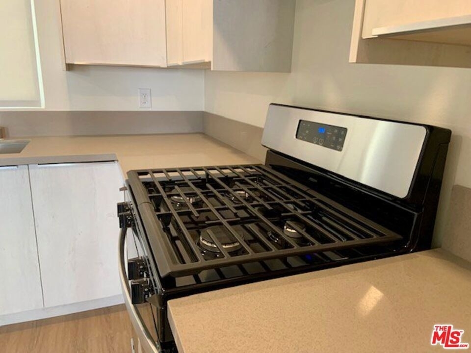 626 N Kingsley Drive - Photo 3