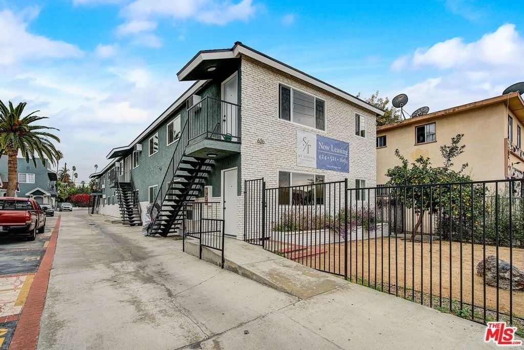 626 N Kingsley Drive - Photo 12
