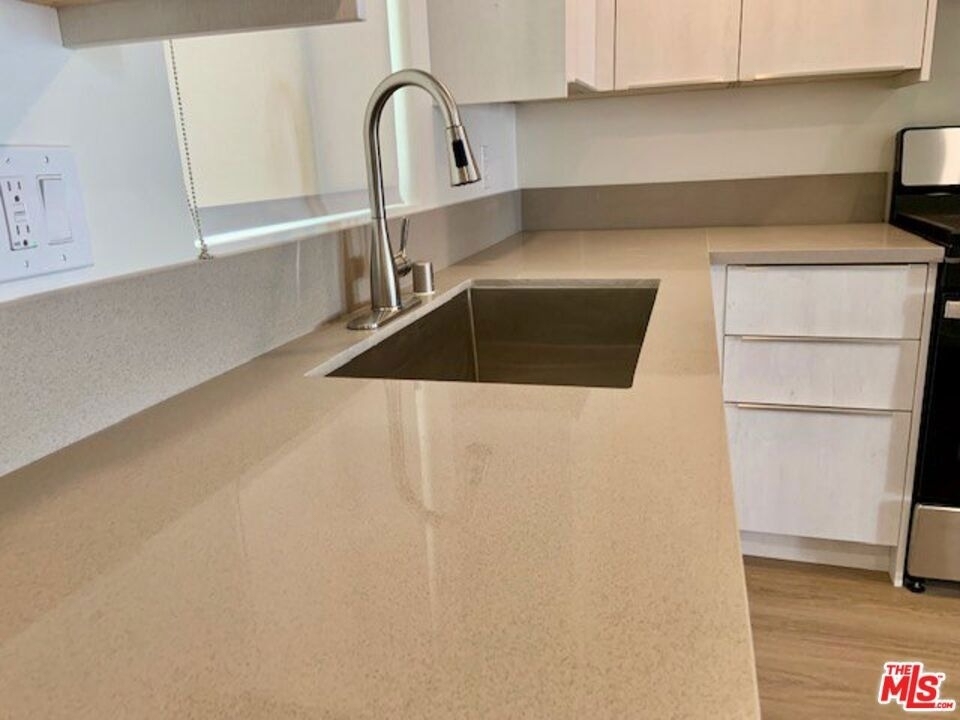 626 N Kingsley Drive - Photo 2