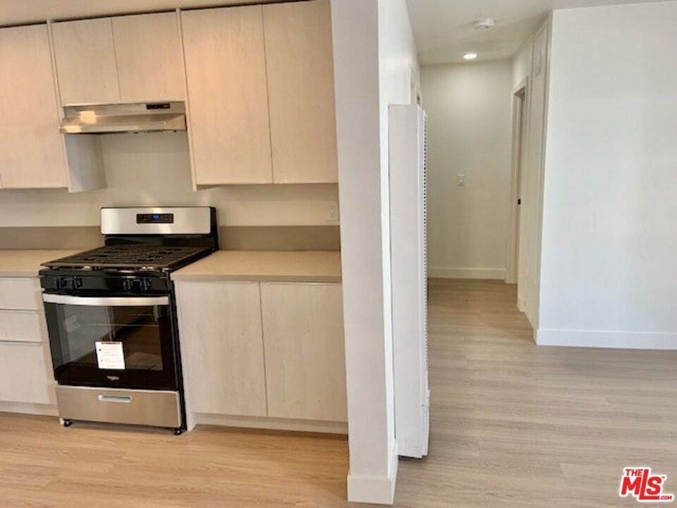 626 N Kingsley Drive - Photo 4