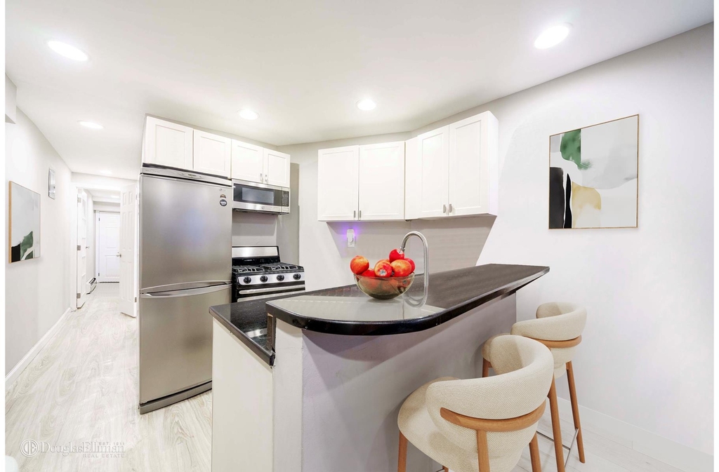338 W 17th St - Photo 2