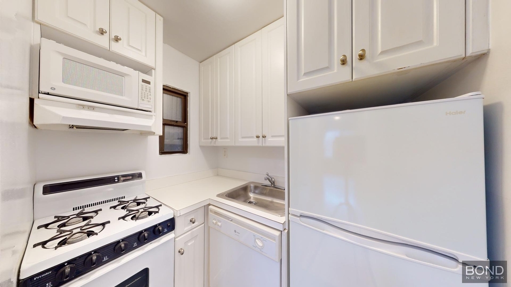 East 85th Street - Photo 1