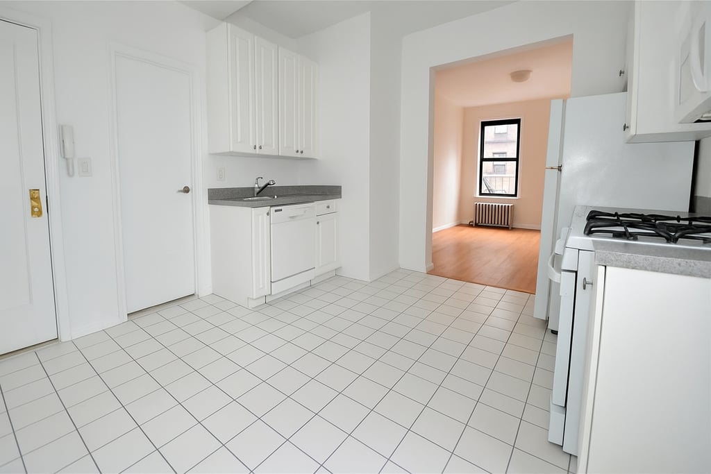 241 East 38th Street - Photo 3