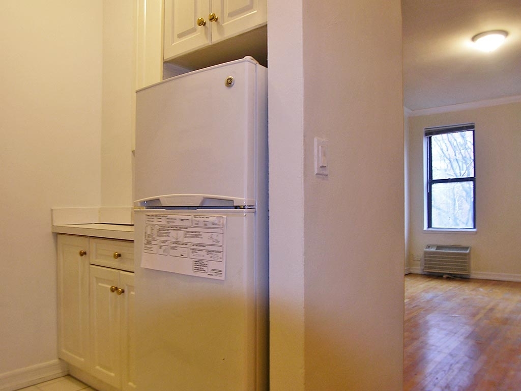 East 83rd Street - Photo 3