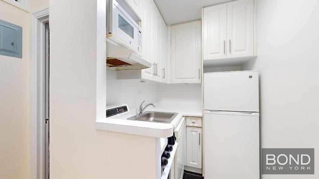 East 46th Street - Photo 1
