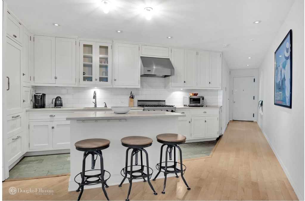 242 E 7th St - Photo 11