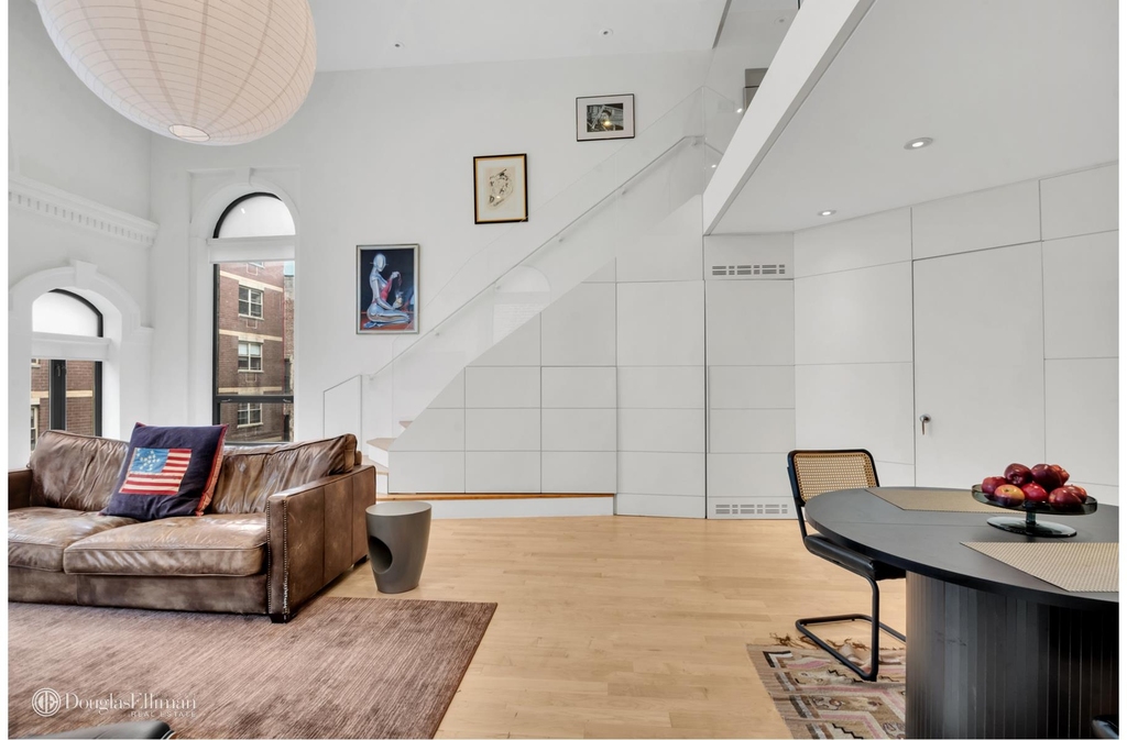 242 E 7th St - Photo 2