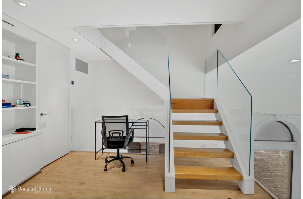242 E 7th St - Photo 13