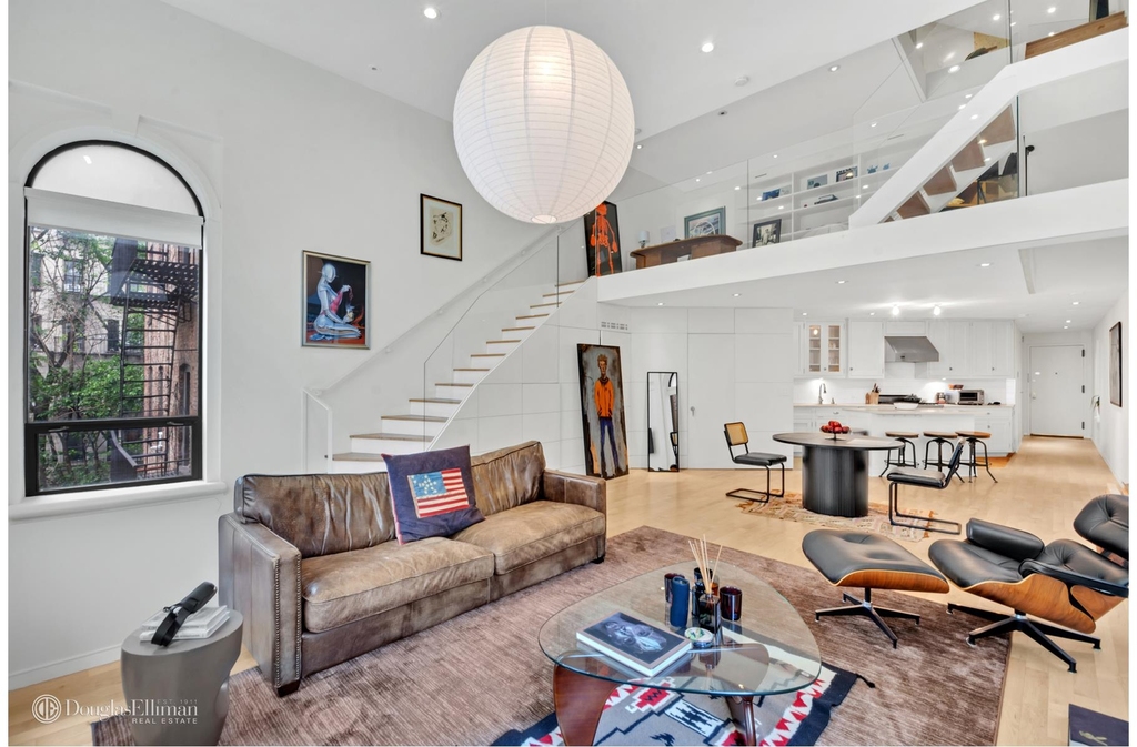 242 E 7th St - Photo 10