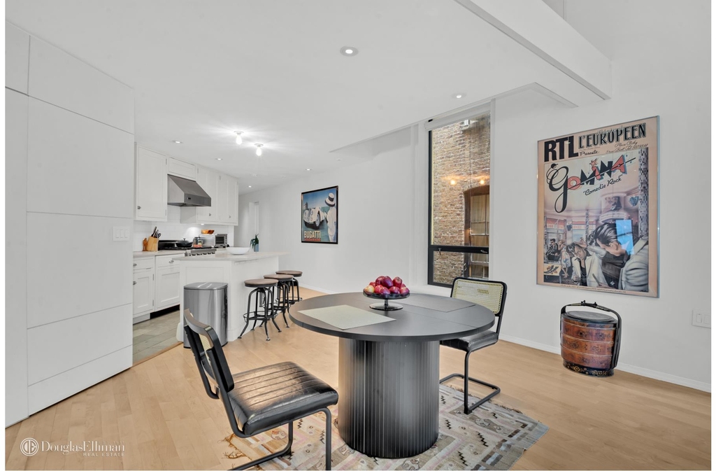 242 E 7th St - Photo 5