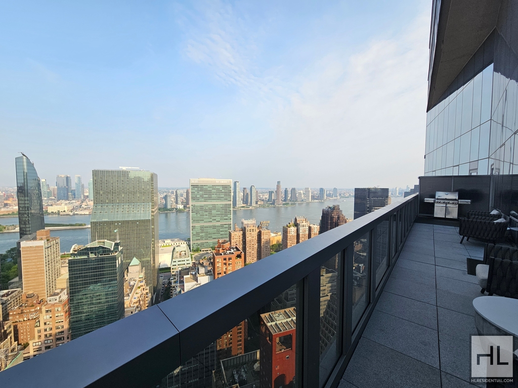 East 44th Street - Photo 12