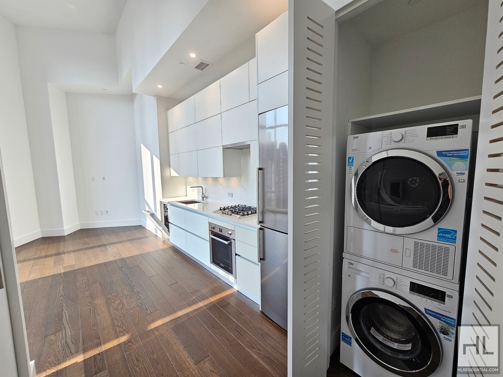 East 44th Street - Photo 2
