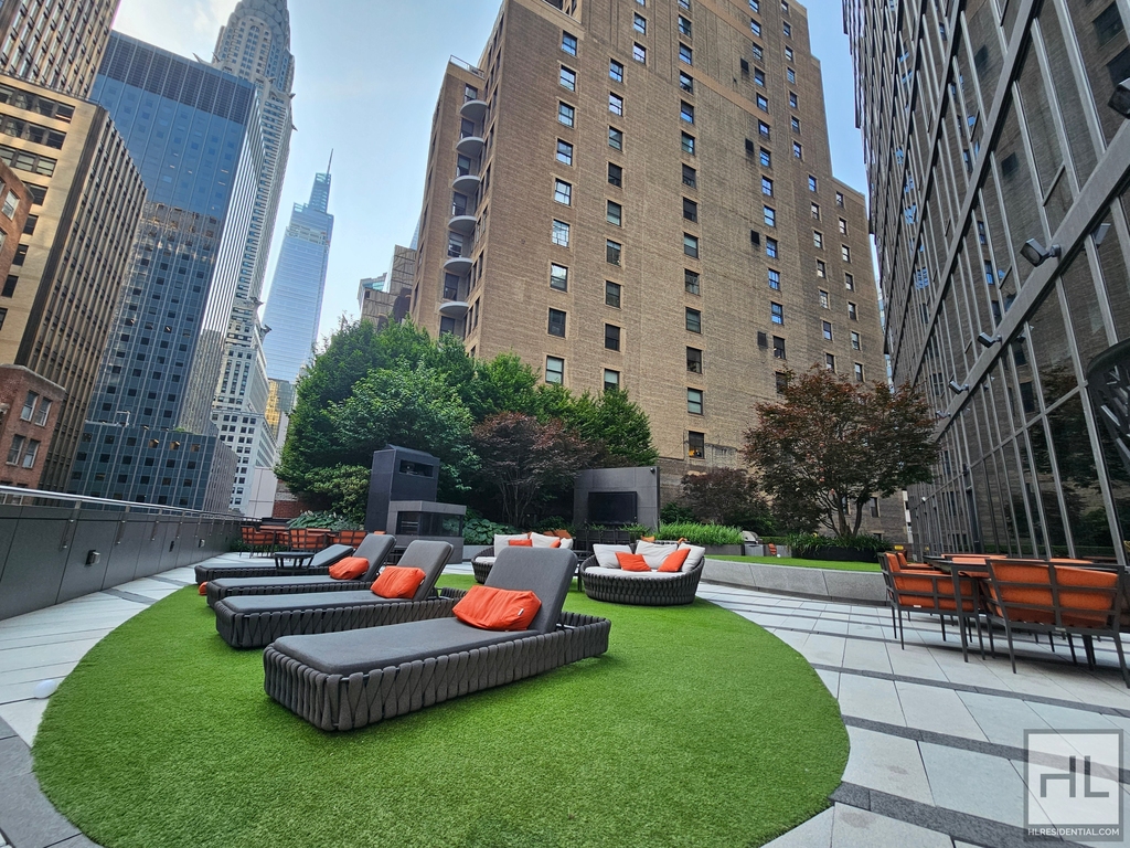 East 44th Street - Photo 9
