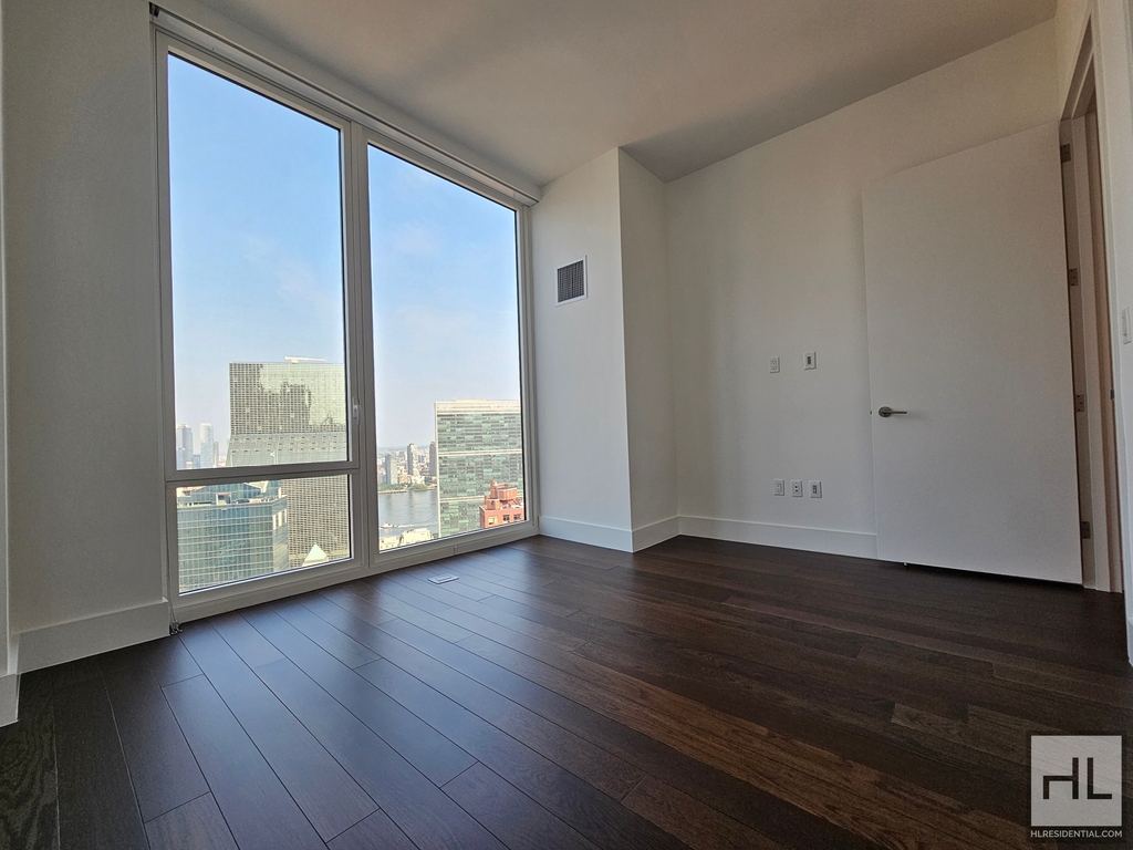 East 44th Street - Photo 5