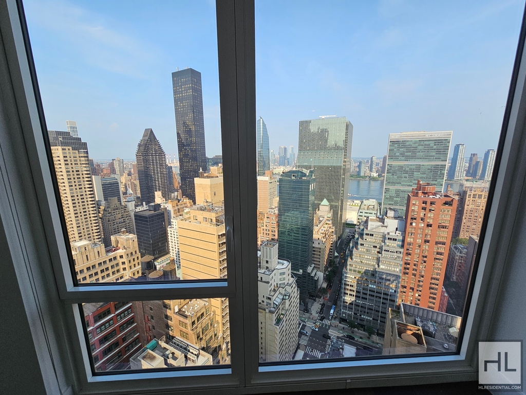 East 44th Street - Photo 6