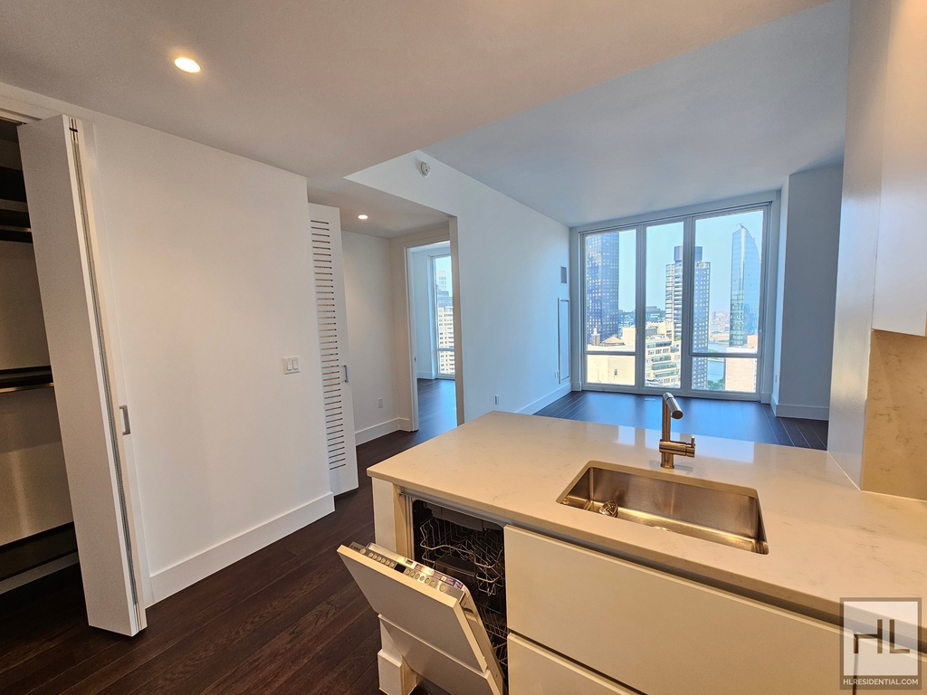 East 44th Street - Photo 0
