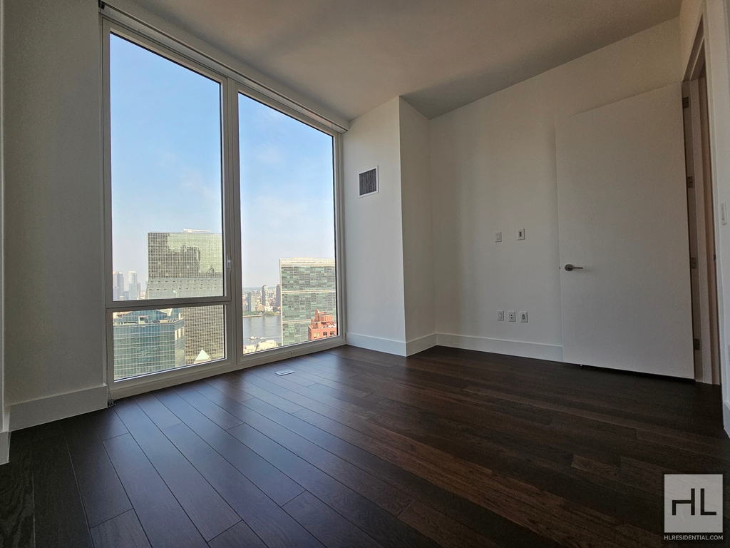 East 44th Street - Photo 4