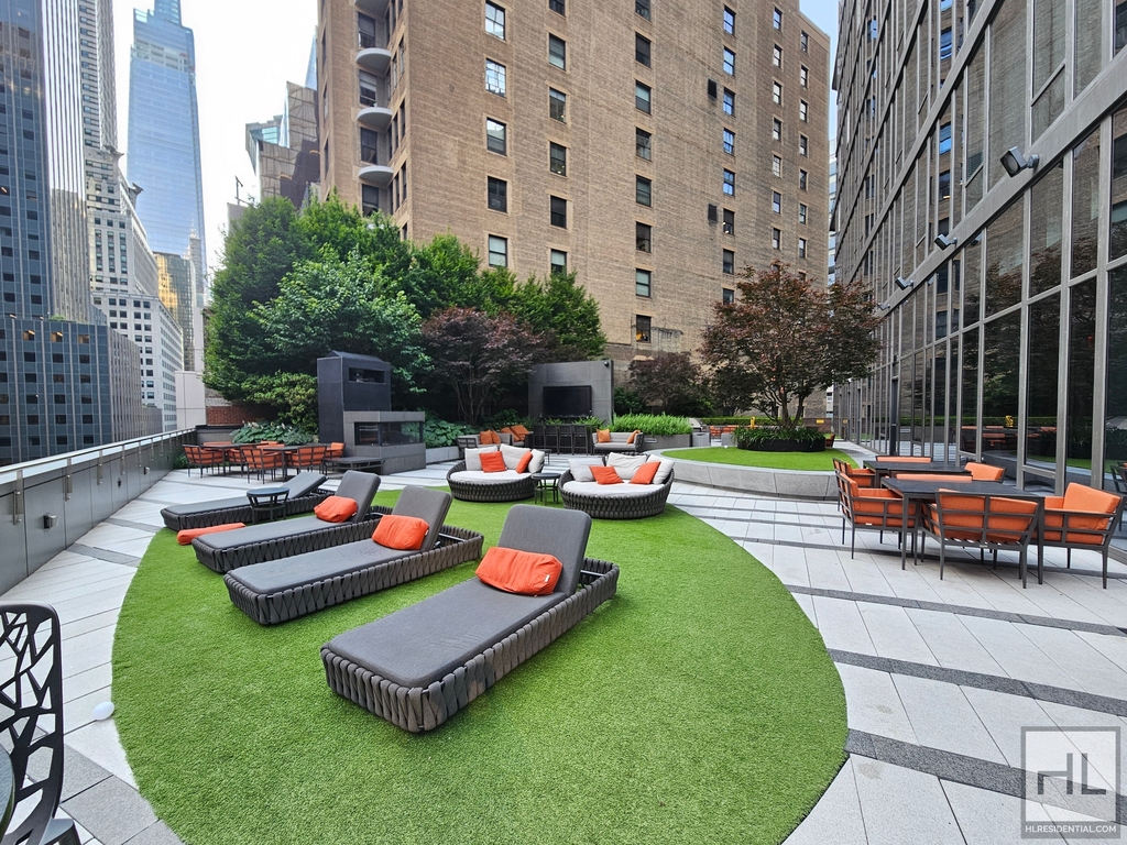 East 44th Street - Photo 15