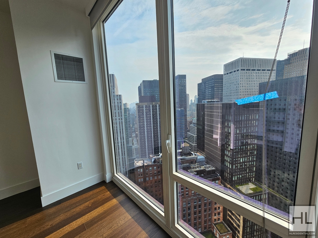 East 44th Street - Photo 5