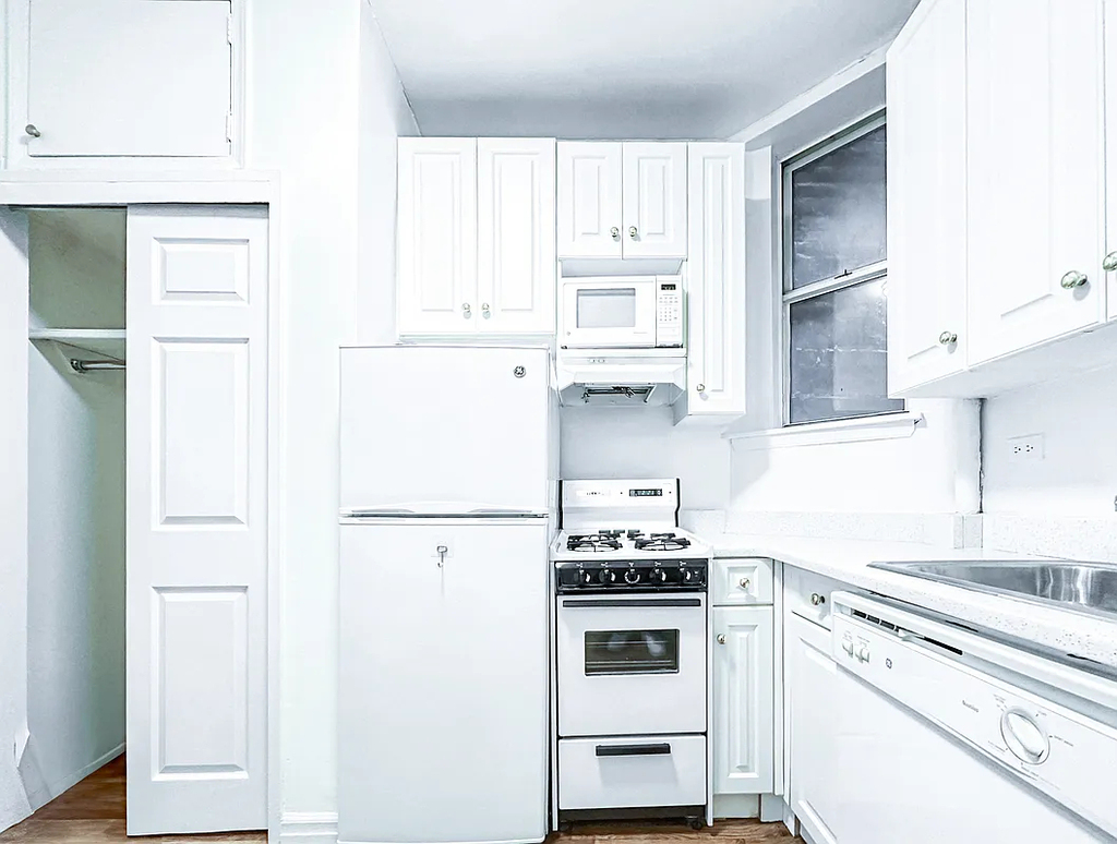 East 81st  Street and 1st Avenue - Photo 4