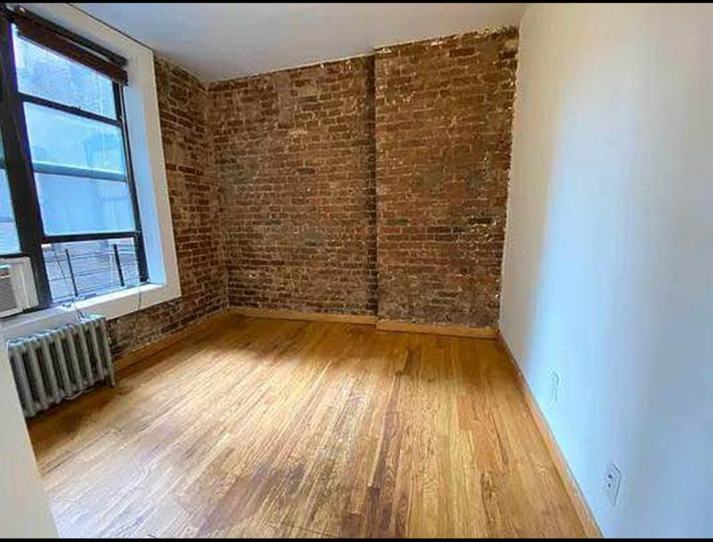 202 East 7th Street - Photo 1