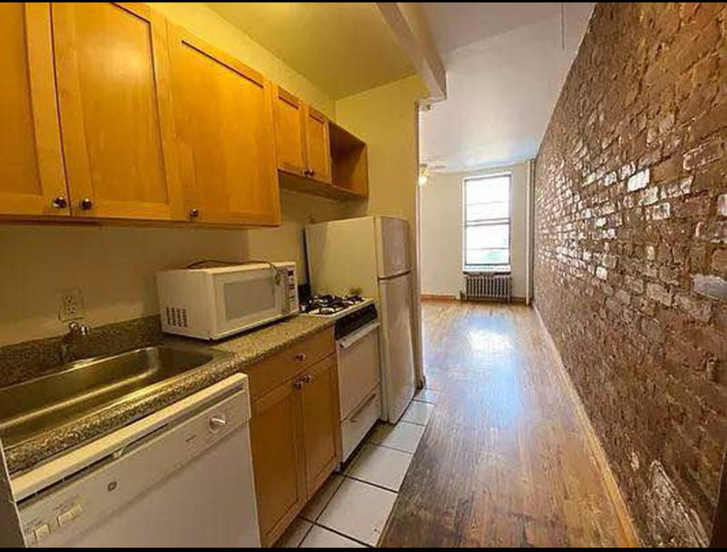 202 East 7th Street - Photo 5