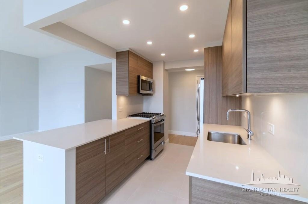 W 48th St - Photo 1
