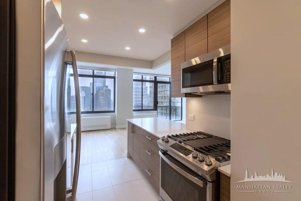 W 48th St - Photo 4