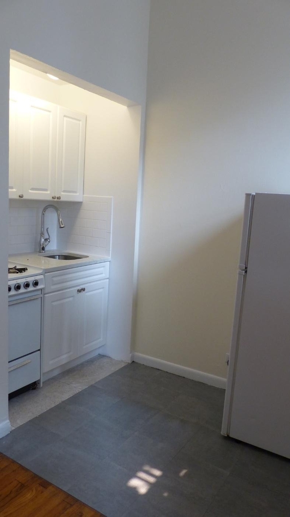2020 Broadway - Photo 5