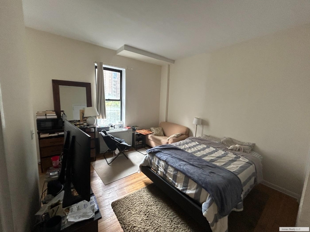 2020 Broadway - Photo 2