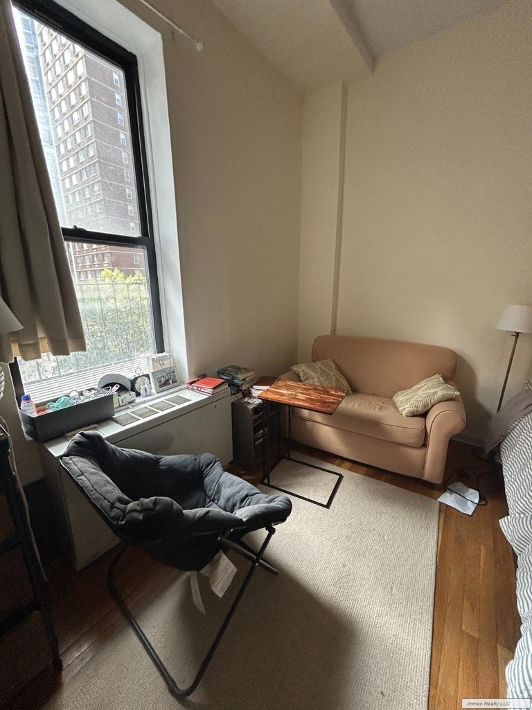 2020 Broadway - Photo 3