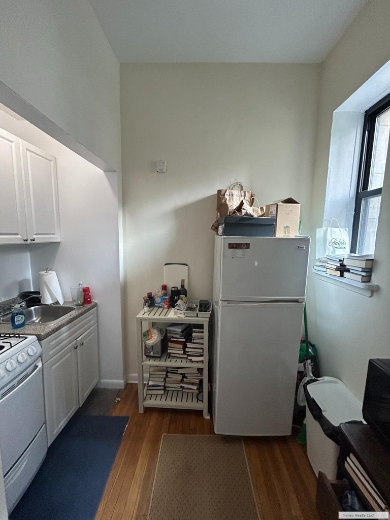 2020 Broadway - Photo 4