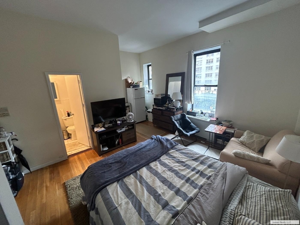 2020 Broadway - Photo 0