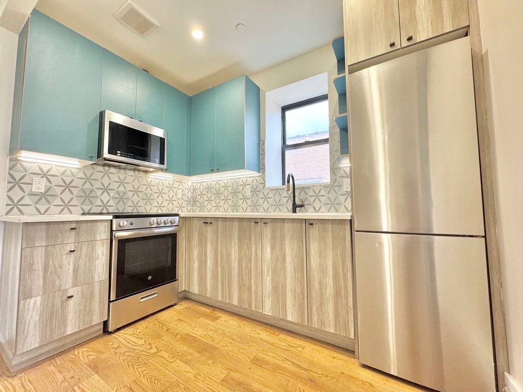 126 East 54th Street - Photo 4