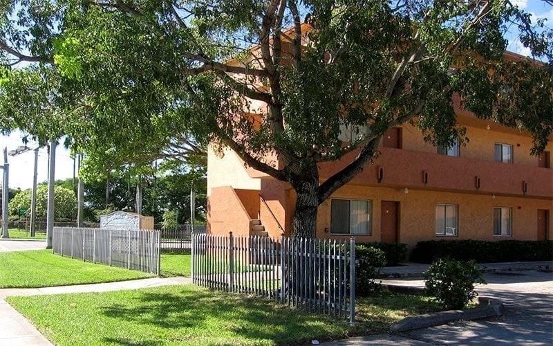 800 Ne 12th Ave - Photo 1