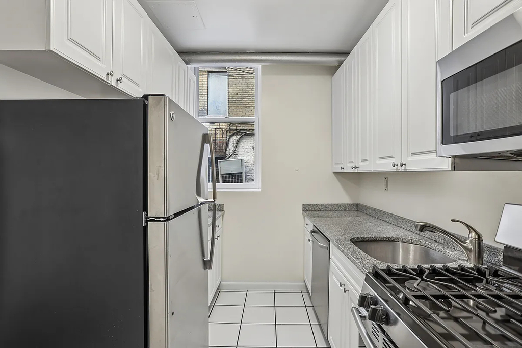 West 11th Street - Photo 4