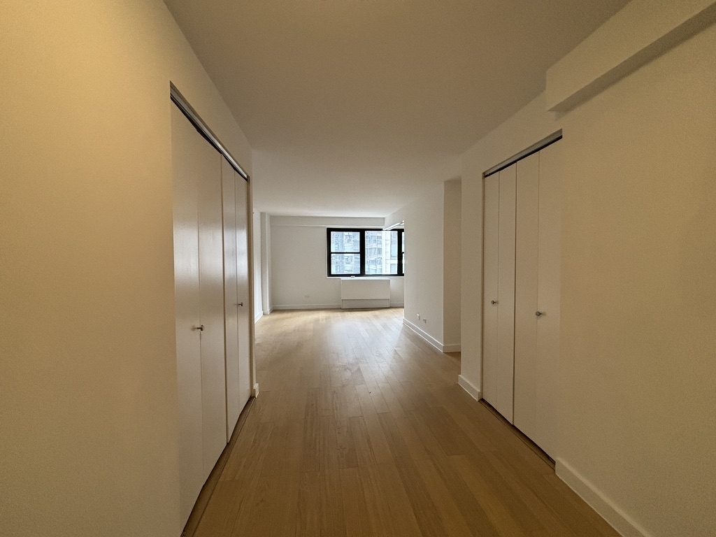East 39th Street - Photo 0