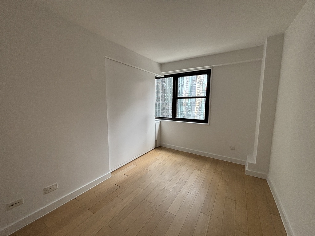East 39th Street - Photo 8