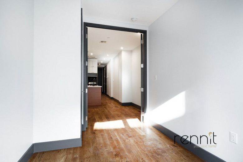 Knickerbocker Avenue - Photo 11