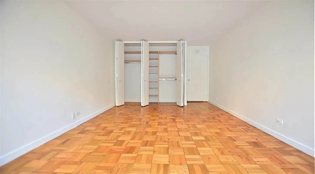 East 49th Street - Photo 4