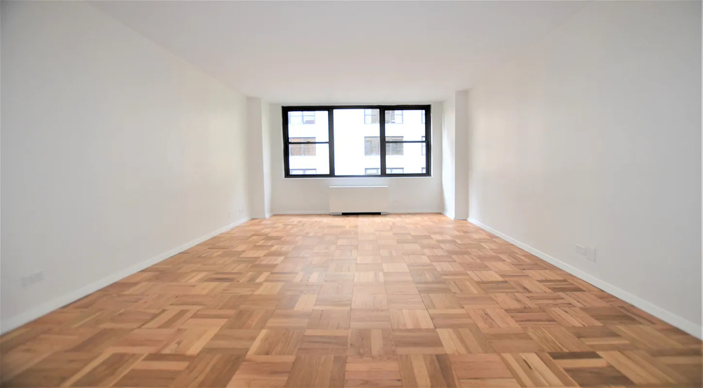 East 49th Street - Photo 0