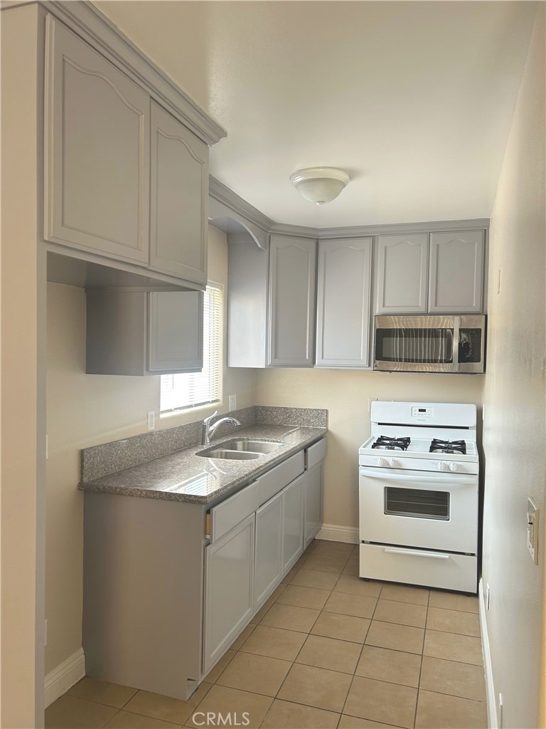 626 W 59th Place - Photo 4