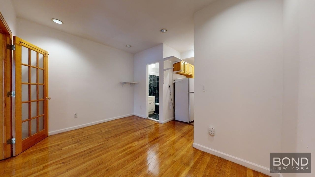 Third Avenue - Photo 3
