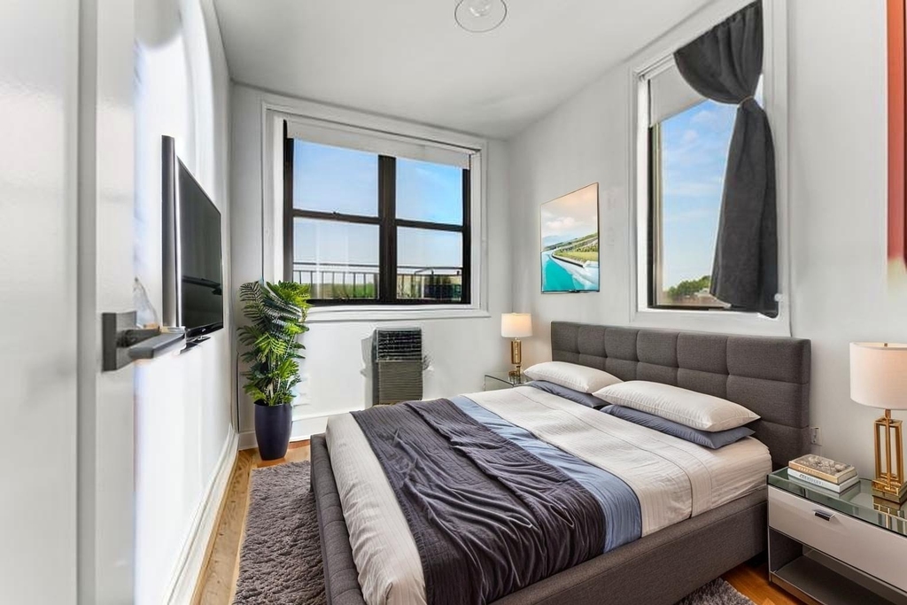 169 Montrose Avenue - Photo 1